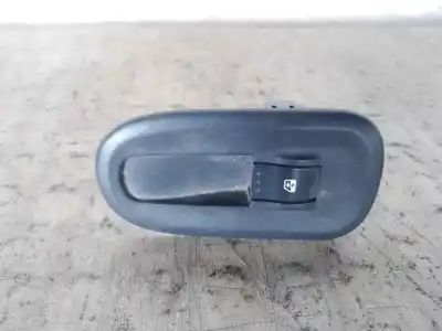 Recambio de automóvil de segunda mano de MANDO ELEVALUNAS DELANTERO DERECHO para RENAULT MASTER III COMBI  referencias OEM IAM 8200548966  