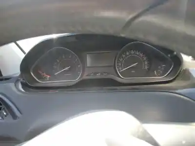 Pièce détachée automobile d'occasion COMPTEUR DE VITESSE TABLEAU DE BORD pour PEUGEOT 208  Références OEM IAM 982598618000  