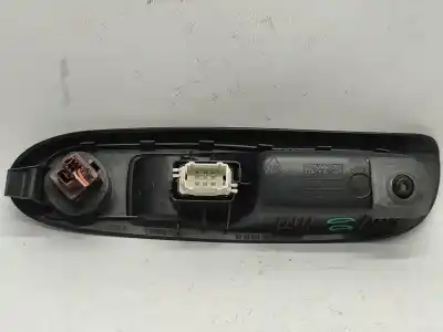 Автозапчасти б/у выключатель переднего правого окна за renault clio ii fase ii (b/cb0) authentique ссылки oem iam 8200084005  