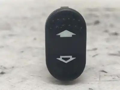 Pièce détachée automobile d'occasion COMMANDE DE LÈVE VITRE AVANT DROIT pour FORD FOCUS I SEDÁN (DFW)  Références OEM IAM 1324939  