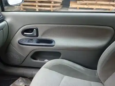 Автозапчасти б/у обивка передней правой двери за renault clio ii fase ii (b/cb0) base authentique 75 cv / 55 kw ссылки oem iam 