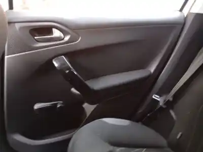 Peça sobressalente para automóvel em segunda mão forra / revestimento da porta traseira direita por peugeot 208 active 81 cv / 60 kw referências oem iam 