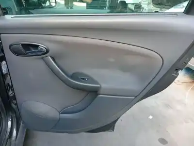Recambio de automóvil de segunda mano de GUARNECIDO PUERTA TRASERA DERECHA para SEAT ALTEA (5P1)  referencias OEM IAM   