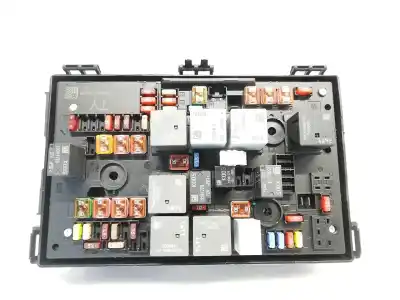 Pièce détachée automobile d'occasion boîtes à fusibles pour opel astra j (p10) 1.7 cdti (68) références oem iam 13368641  