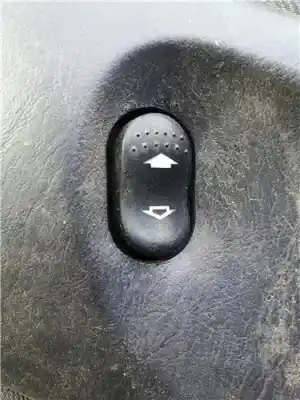 Pièce détachée automobile d'occasion COMMANDE DE LÈVE VITRE AVANT DROIT pour FORD FOCUS BERLINA (CAK)  Références OEM IAM 1324939  