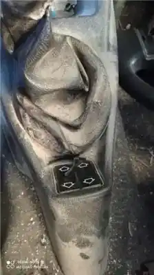 Peça sobressalente para automóvel em segunda mão Botão / Interruptor Elevador Vidro Dianteiro Direito por CITROEN SAXO 1.5 DIESEL 42 Referências OEM IAM 6552R4  