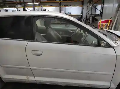 Recambio de automóvil de segunda mano de Puerta Delantera Derecha para AUDI A3 (8P) 1.9 TDI referencias OEM IAM 8P3831052D GRIS PLATA P5 / X7W 