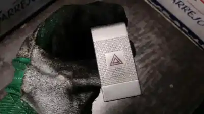 Second-hand car spare part hazard warning lights for kia carnival ii 2.9 crdi cat oem iam references 0k53a664h0a