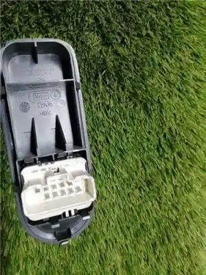 Peça sobressalente para automóvel em segunda mão botão / interruptor elevador vidro dianteiro esquerdo por renault clio iii 1.5 dci diesel cat referências oem iam 8200356519  8200356519