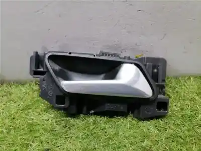 Peça sobressalente para automóvel em segunda mão PUXADOR INTERIOR DIANTEIRO DIREITO por PEUGEOT 308 II (LB_, LP_, LW_, LH_, L3_) 1.6 HDi 100 Referências OEM IAM 98000000VV  