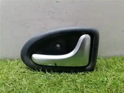 Peça sobressalente para automóvel em segunda mão PUXADOR INTERIOR TRASEIRO DIREITO por RENAULT SCÉNIC I MONOSPACE (JA0/1_, FA0_) 1.4 16V (JA0D, JA1H, JA0W, JA10) Referências OEM IAM 8200028995  