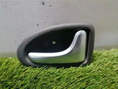 Pièce détachée automobile d'occasion POIGNÉE INTÉRIEURE AVANT DROITE pour RENAULT SCENIC (JA..) 1.6 16V Privilege 107 CV / 79 KW Références OEM IAM 7700415975  