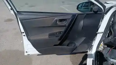 Peça sobressalente para automóvel em segunda mão forra / revestimento da porta dianteira esquerda por toyota auris hybrid active referências oem iam 