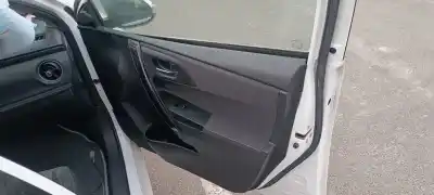 Peça sobressalente para automóvel em segunda mão forra / revestimento da porta dianteira direita por toyota auris hybrid active referências oem iam 