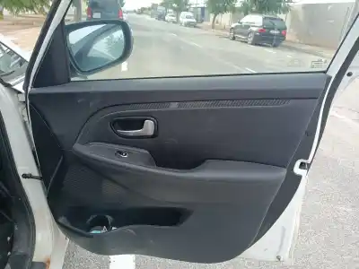Peça sobressalente para automóvel em segunda mão forra / revestimento da porta dianteira direita por kia carens iv 1.6 gdi referências oem iam 