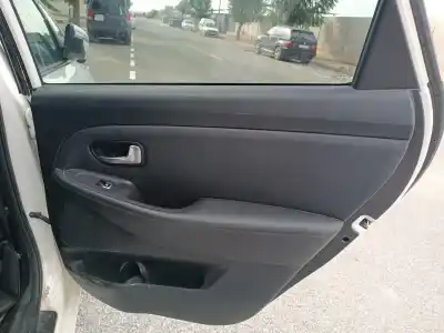 Peça sobressalente para automóvel em segunda mão forra / revestimento da porta traseira direita por kia carens iv 1.6 gdi referências oem iam 