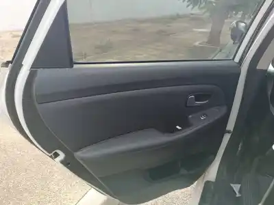 Peça sobressalente para automóvel em segunda mão forra / revestimento da porta traseira esquerda por kia carens iv 1.6 gdi referências oem iam 