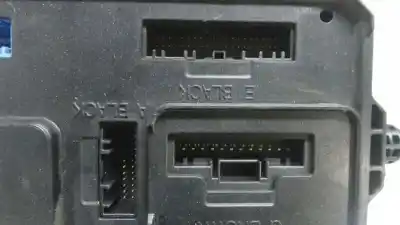 Peça sobressalente para automóvel em segunda mão caixa de fusíveis e relés por renault fluence dynamique referências oem iam a2c53284891  