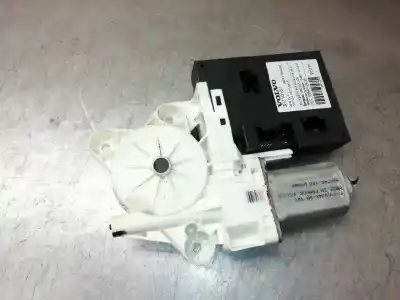 Recambio de automóvil de segunda mano de MOTOR ELEVALUNAS DELANTERO IZQUIERDO para VOLVO V50 FAMILIAR  referencias OEM IAM 30710151  