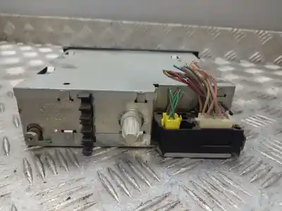 Pezzo di ricambio per auto di seconda mano impianto audio / radio cd per renault clio iii 1.2 riferimenti oem iam 8200409475  