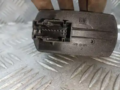 Pièce détachée automobile d'occasion commande de lève vitre avant gauche pour opel corsa d catch me références oem iam 13258521  