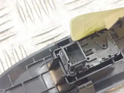 Peça sobressalente para automóvel em segunda mão botão / interruptor elevador vidro dianteiro direito por citroen c4 lim. collection referências oem iam 96657056zd  