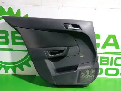 Peça sobressalente para automóvel em segunda mão FORRA / REVESTIMENTO DA PORTA TRASEIRA ESQUERDA por OPEL ASTRA H BERLINA  Referências OEM IAM 13153917  