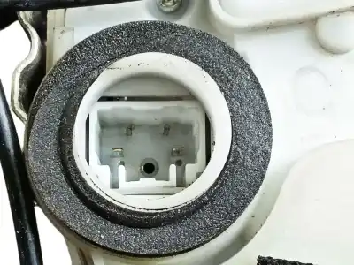 Автозапчастина б/у замок дверей заднього лівого для toyota prius (_w3_) 1.8 hybrid (zvw3_) посилання на oem iam 6906047070  