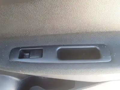 Peça sobressalente para automóvel em segunda mão BOTÃO / INTERRUPTOR ELEVADOR VIDRO TRASEIRO DIREITO por NISSAN QASHQAI  Referências OEM IAM   