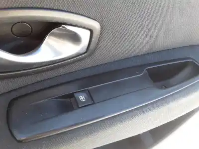 Pièce détachée automobile d'occasion COMMANDE DE LÈVE VITRE AVANT DROIT pour RENAULT SCENIC III (JZ)  Références OEM IAM 809600018R  