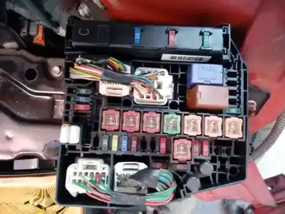 Pièce détachée automobile d'occasion boîtes à fusibles pour toyota yaris 1.4 turbodiesel cat références oem iam   