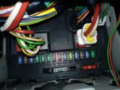 Pièce détachée automobile d'occasion boîtes à fusibles pour citroen c3 picasso exclusive références oem iam  e3-b2-25-1 