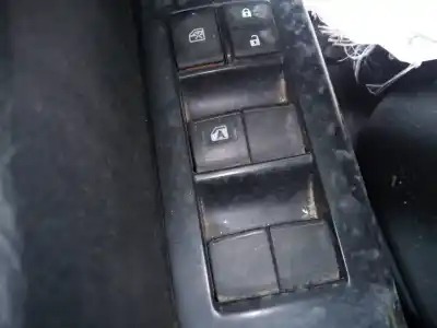 Автозапчасти б/у выключатель левого переднего окна за TOYOTA HILUX (KUN) 2.5 Turbodiesel ссылки OEM IAM   