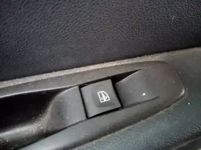 Peça sobressalente para automóvel em segunda mão botão / interruptor elevador vidro traseiro esquerdo por renault captur limited referências oem iam 