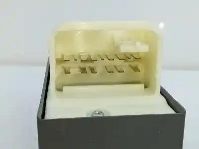 Peça sobressalente para automóvel em segunda mão botão / interruptor elevador vidro dianteiro esquerdo por toyota yaris hybrid active referências oem iam  e3-b2-18-4 