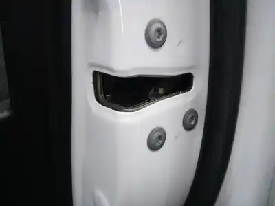 Peça sobressalente para automóvel em segunda mão fechadura da porta dianteira direita por toyota yaris hybrid active referências oem iam 