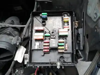 Pièce détachée automobile d'occasion boîtes à fusibles pour volkswagen touran (1t3) highline références oem iam 8l110415  