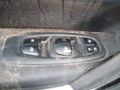 Peça sobressalente para automóvel em segunda mão BOTÃO / INTERRUPTOR ELEVADOR VIDRO DIANTEIRO ESQUERDO por RENAULT KADJAR  Referências OEM IAM   