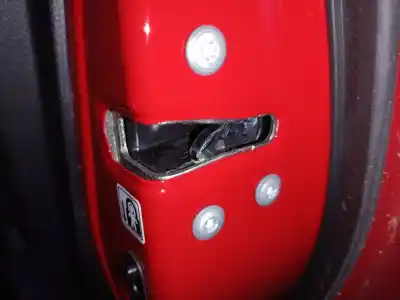 Peça sobressalente para automóvel em segunda mão fechadura da porta traseira direita por toyota yaris hybrid active referências oem iam 