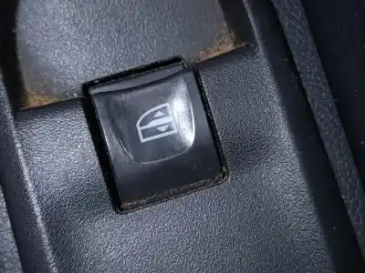 Автозапчастина б/у передній правий віконний вимикач для DACIA DUSTER AMBIENCE 4X2 Посилання на OEM IAM   