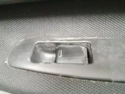 Peça sobressalente para automóvel em segunda mão BOTÃO / INTERRUPTOR ELEVADOR VIDRO TRASEIRO DIREITO por NISSAN QASHQAI  Referências OEM IAM   