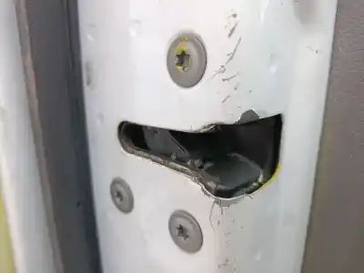 Second-hand car spare part left front door lock for renault maxity 2.5 diesel oem iam references 