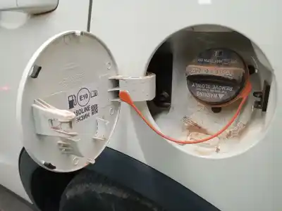 Peça sobressalente para automóvel em segunda mão tampa de combustível externa por ssangyong tivoli 1.2 referências oem iam   
