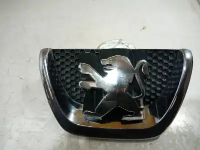 Pièce détachée automobile d'occasion GRILLE AVANT pour PEUGEOT 5008  Références OEM IAM 18C0001030 18C0001030 18C0001030