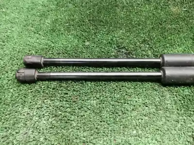 Pezzo di ricambio per auto di seconda mano ammortizzatori baule / porte per jeep compass (mp, m6, mv, m7) 1.4 multiair riferimenti oem iam 68242418ab 68242418ab 68242418ab