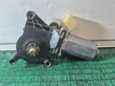 Peça sobressalente para automóvel em segunda mão MOTOR ELEVADOR VIDRO DIANTEIRO DIREITO por MERCEDES-BENZ CLASE E (W210) E 320 CDI (210.026) Referências OEM IAM 0130821709  