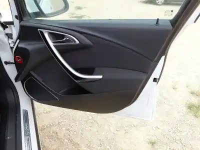 Peça sobressalente para automóvel em segunda mão Forra / Revestimento Da Porta Dianteira Direita por OPEL ASTRA J (P10) 1.6 (68) Referências OEM IAM   