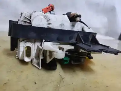 Second-hand car spare part left front door lock for dodge caliber se oem iam references   estantería 68