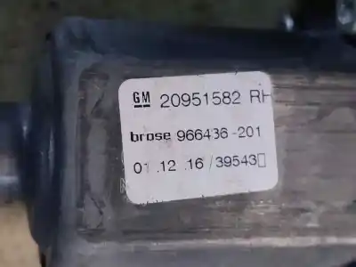 Peça sobressalente para automóvel em segunda mão elevador de vidros dianteiro direito por opel zafira (c) excellence start/stop referências oem iam 20951582