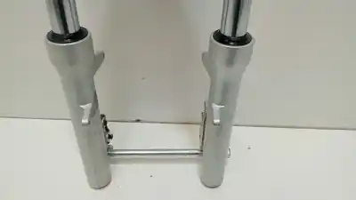Second-hand car spare part front shock absorber set for piaggio x7 x7 125 (m62) oem iam references x7 x7 125 (m62) 2008 - 2012 124.0  